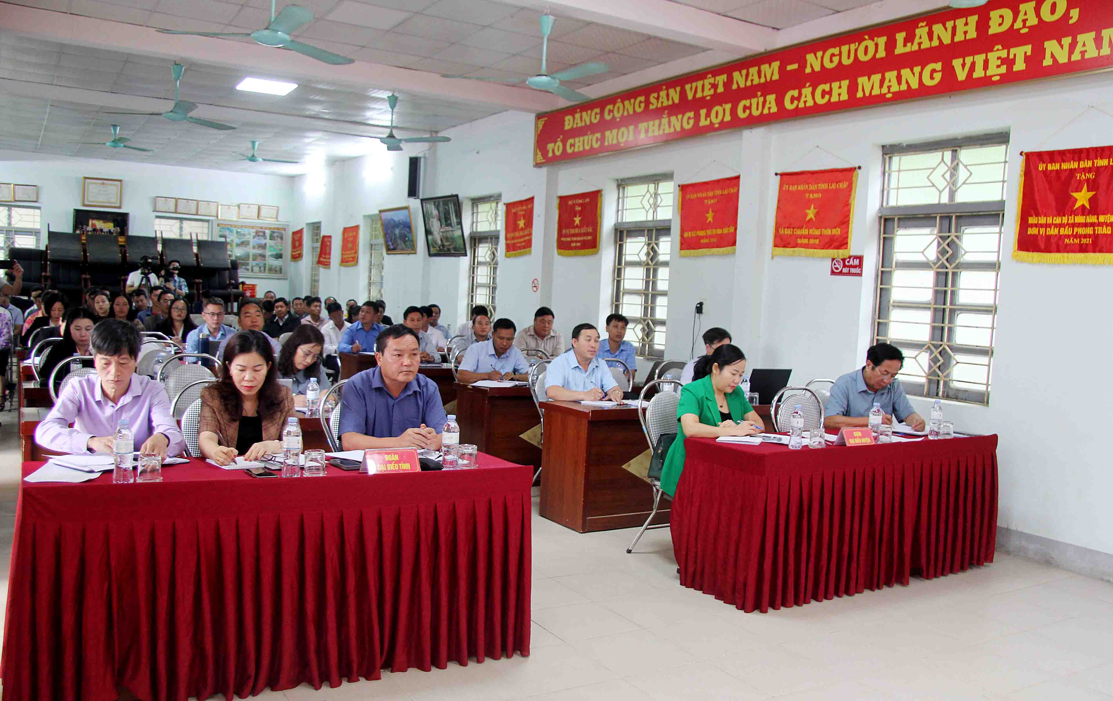 Bí thư Tỉnh ủy Giàng Páo Mỷ tiếp xúc cử tri tại xã Nùng Nàng